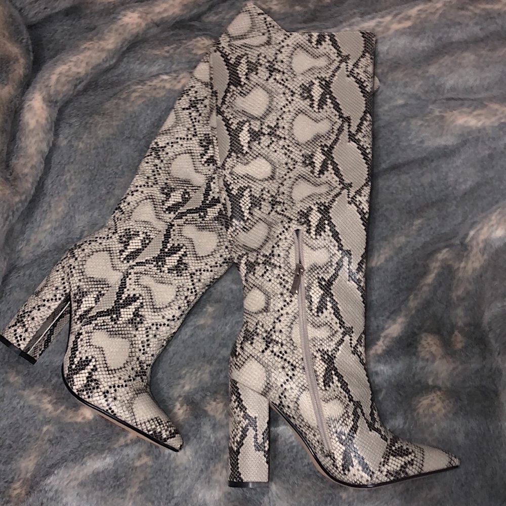 Snake print boots🔥